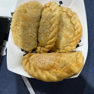 Pastelillos de carne y pizza