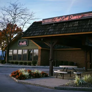 the outside of the restaurant