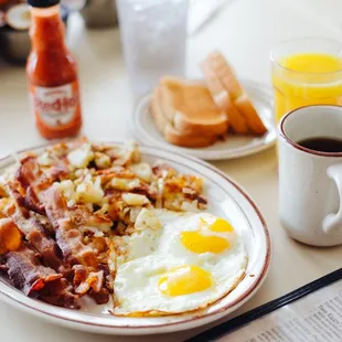 a plate of breakfast food
