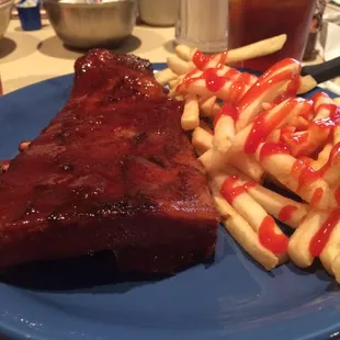 even though these are StLouis style ribs, they dont taste like they're from StLouis. not very good. meh.