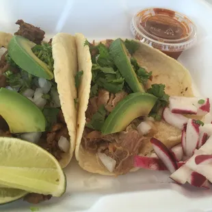 buen delicioso  asada y carnitas con todo