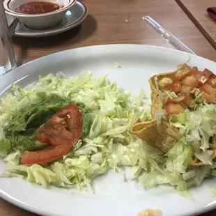 Guacamole salad with crunchy taco