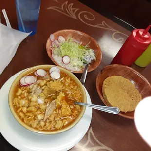Pozole blanco solo se sirve los fines de semana.