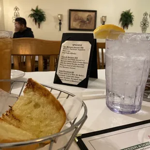 Table Bread and ambience