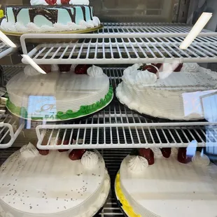 Blank cakes ready to add whatever you want on it