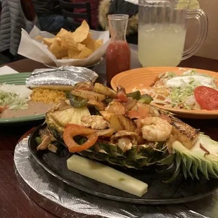 Pina loco (filled half pineapple)!