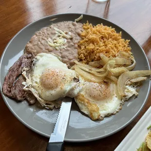 Steak and eggs, mi gusto carnal!!