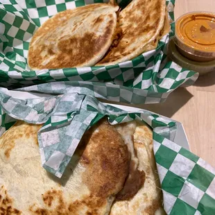 The are gorditas de harina bean and cheese and tinga very good tasty.