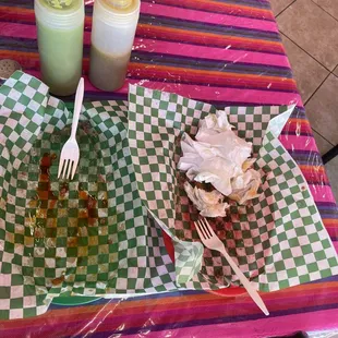 This is what was left over from the picadillo con papá, guisado de puerco and choriqueso gorditas... we are coming back!