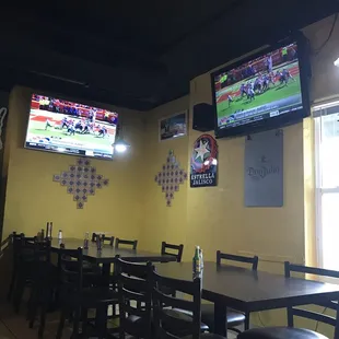 Watch sports here, a total of 6 televisions