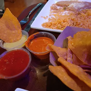 nachos and salsa