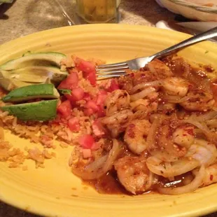 Shrimp and onions with tomato and alvacado