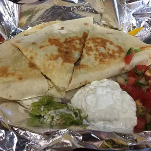 Quesadilla w a side of guac, pick, &amp; sour cream. Everything is super fresh &amp; tasty. The guac is amazing too!