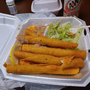 Chicken Flautas deliciosas y grandes, arroz estaba muy rica y los frijoles tambien!