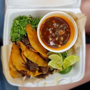 Birria tacos con consomé