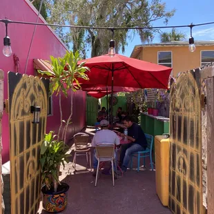 Isn't this patio super cute!???