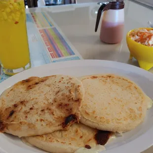 Pupusas de queso y revuelta.
