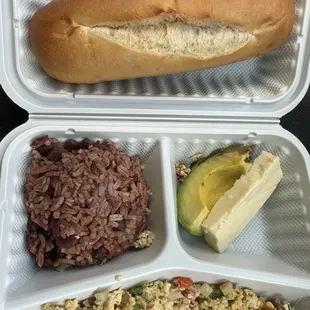 Este día yo compré esto que cuesta casi 13$ y me dieron un pan nacido y un queso tan viejo