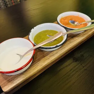 Diferentes salsas y crema