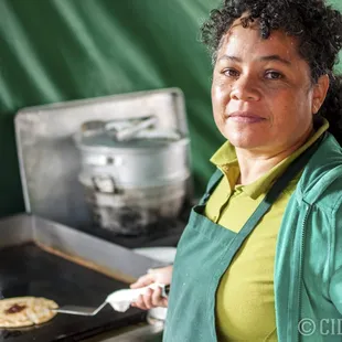 Doña Lola herself, preparing a tasty pupusa