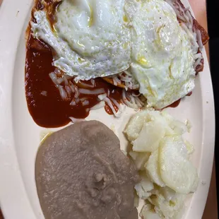 Red chilaquiles con papas y frijol