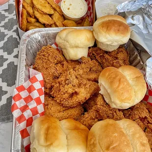 food, chicken wings and fried chicken