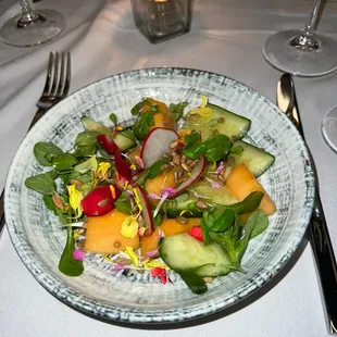 Salad with strawberries and pecans