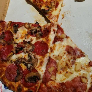 Medium Half hawaiian &amp; half pepperoni &amp; mushrooms. It wasn't fresh and was taken from the "sold by the slice"