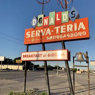 a sign for breakfast at 6 00
