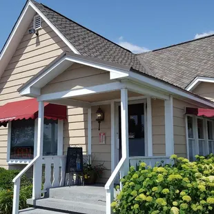 The location is a cute house just off I-65