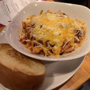 Baked mostaccioli with toast