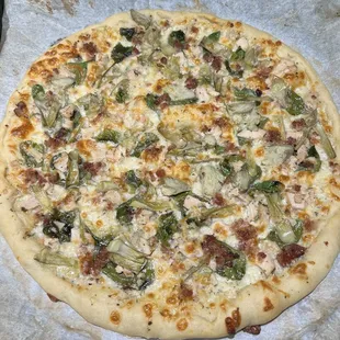 Chicken, bacon, artichoke and spinach with white sauce. Top-notch. Recommend for true pizza lovers.