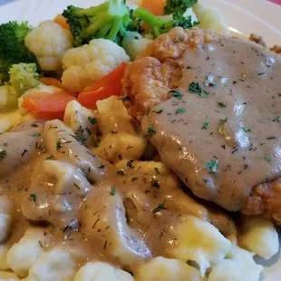 Chicken schnitzel with spätzle and veggies