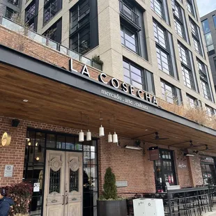 the outside of a coffee shop