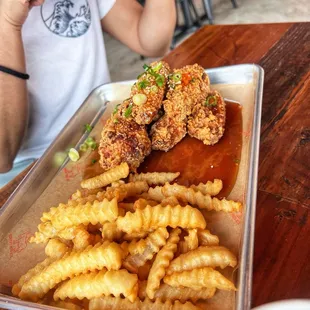 food, chicken wings and fried chicken