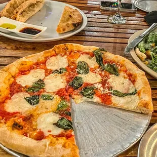 Killer Queen pizza, house bread appetizer, and sea bean ceaser salad