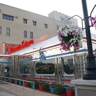 Donna&apos;s Diner