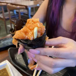Salmon hand roll