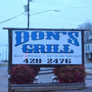 a sign for don's grill