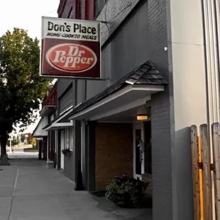 the outside of a restaurant