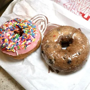 Sprinkles Donut / Blueberry Donut.
