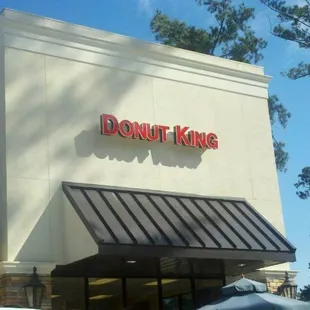 the front of a donut king restaurant