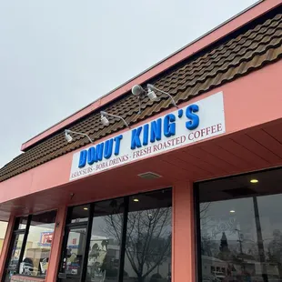 the outside of a donut king&apos;s