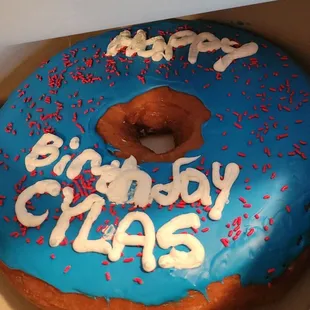 Not enough blue icing, wiring on the cake is so sloppy like they didn't even try and way too much filling on inside