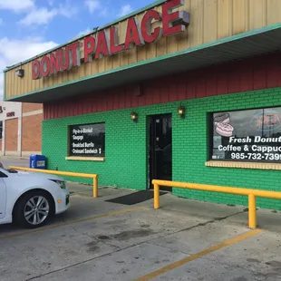 the front of a donut palace restaurant