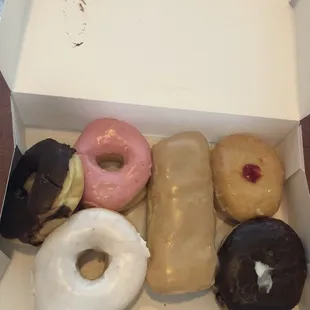 Out of the variety... my personal favorites were the raspberry filled and maple Long John. All very good. Buttery goodness!