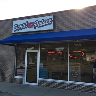 a donut palace sign in the window
