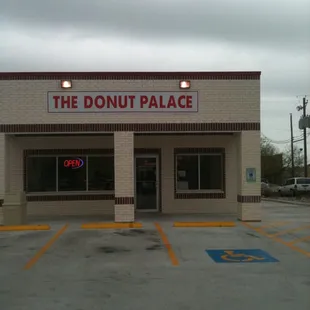 the front of the donut palace