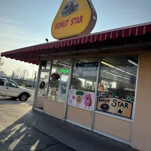 Always fresh and tasty donuts. The ham and cheese croissants are so cheesy and soft. One of the best donor shops in town.