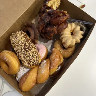 Great selection of donuts .... apple fritter is extra good!
